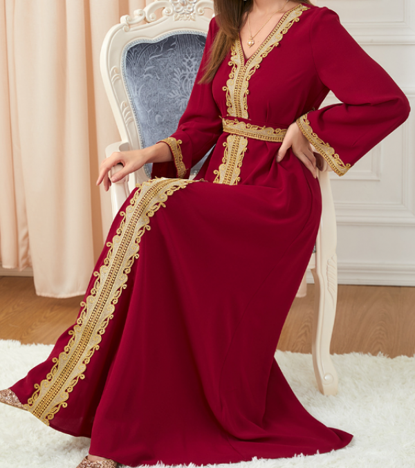 Gaun dengan potongan A-line dan hiasan bordir